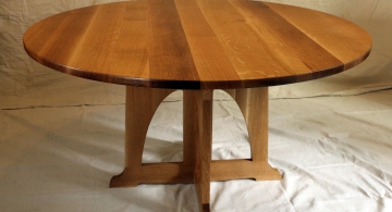 round table: An original creation, this piece is inspired by the works of a number of Arts and Crafts masters, and in particular by the creative use of intersecting rectilinear planes by Charles P. Limbert (1854-1923), producing a highly attractive table with a tidy, uncluttered form.