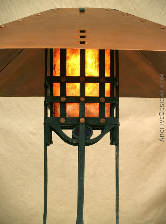 Glowing table lamp in copper and steel with copper shade