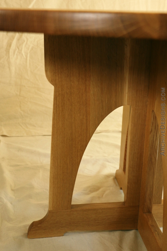 Gently curved table legs in quarter-sawn white oak