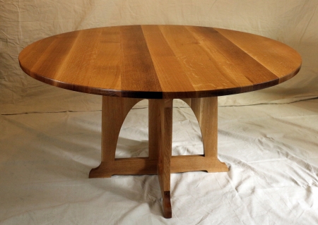 round table: An original creation, this piece is inspired by the works of a number of Arts and Crafts masters, and in particular by the creative use of intersecting rectilinear planes by Charles P. Limbert (1854-1923), producing a highly attractive table with a tidy, uncluttered form.